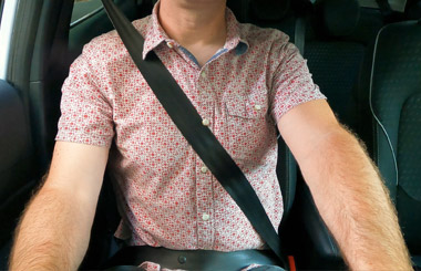 How to adjust the seat belt